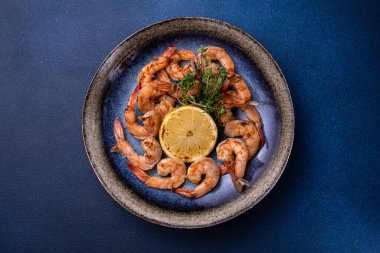 Yanında limon olan bir kase karides.