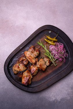 Lokantada şefin hazırladığı lezzetli et parçaları.