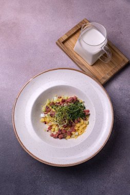 Okroshka restoranda, şef tarafından hazırlandı.