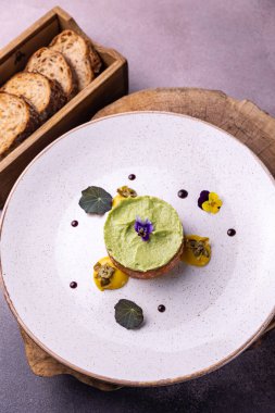 Lokantadaki tartar, şef tarafından hazırlandı.