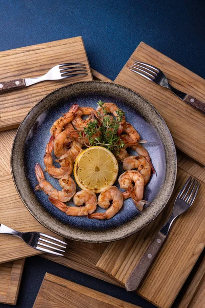 stock image A bowl of shrimp with lemon on the side