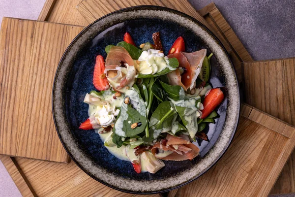 Ein Salat Mit Einem Stück Fleisch Und Käse — Stockfoto