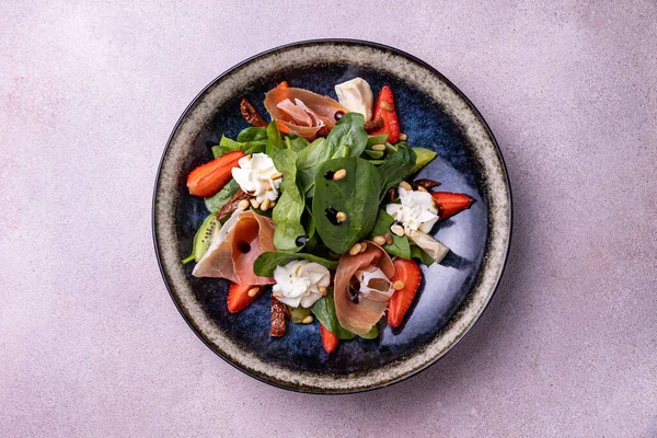 Ein Salat Mit Einem Stück Fleisch Und Käse — Stockfoto