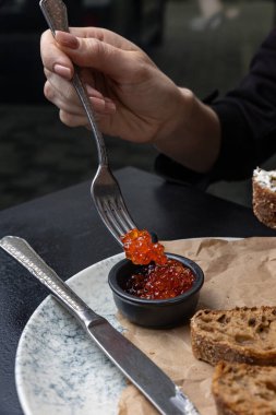 Kırmızı havyarlı bir tabak tost.