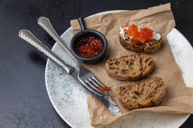 Kırmızı havyarlı bir tabak tost.