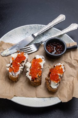Kırmızı havyarlı bir tabak tost.
