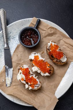Kırmızı havyarlı bir tabak tost.