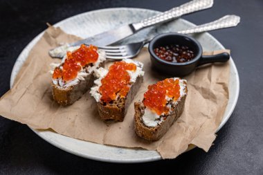 Kırmızı havyarlı bir tabak tost.