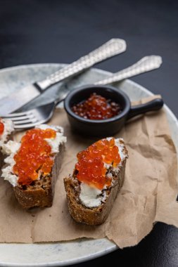 Kırmızı havyarlı bir tabak tost.
