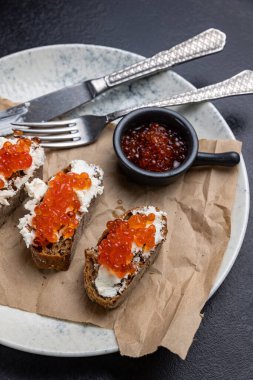 Kırmızı havyarlı bir tabak tost.