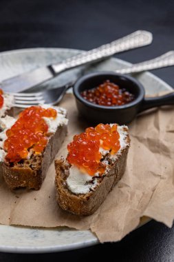 Kırmızı havyarlı bir tabak tost.