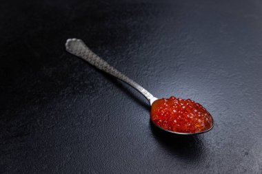 Kırmızı havyarlı bir kaşık. 