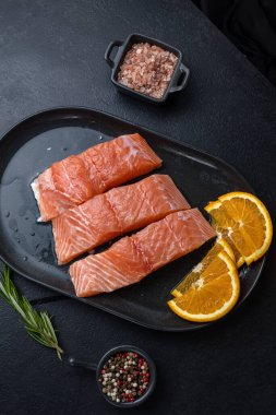 Siyah tabakta iki somon fileto. 