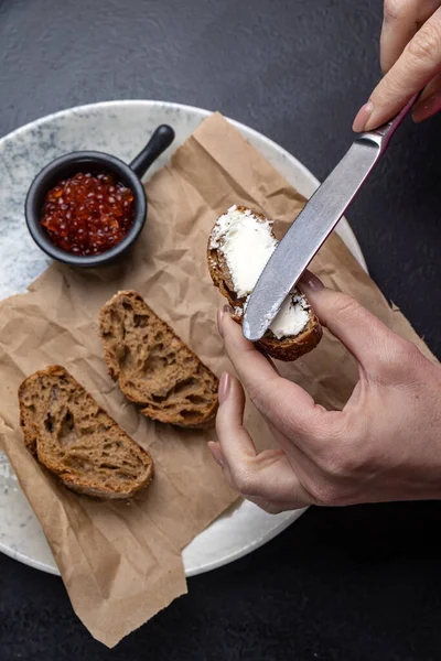 Ein Teller Toast Mit Rotem Kaviar — Stockfoto