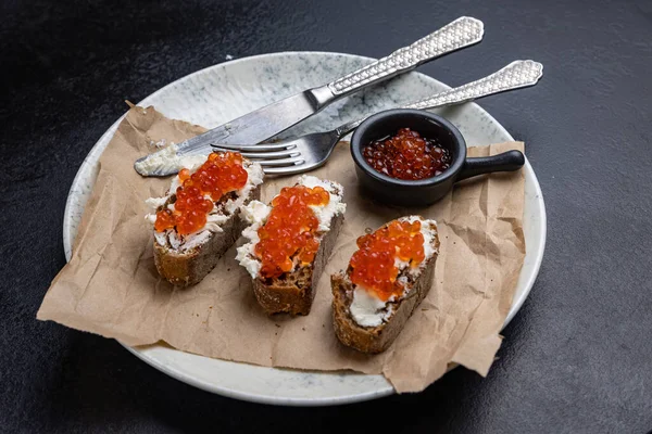 Kırmızı havyarlı bir tabak tost.