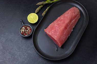 Kuşkonmaz ve limonlu çiğ ton balığı.