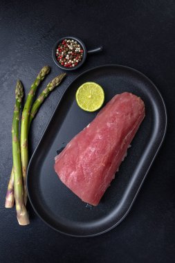 Kuşkonmaz ve limonlu çiğ ton balığı.