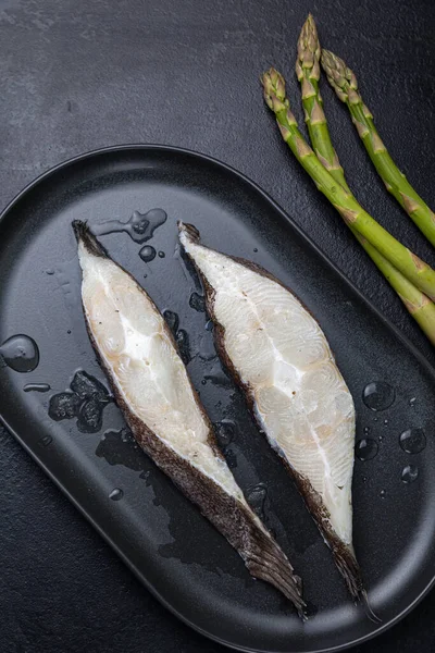 Roher Fisch Auf Einem Schwarzen Teller — Stockfoto
