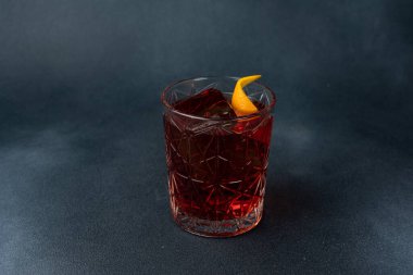 Karanlık bir arka planda nefis bir alkollü kokteyl.