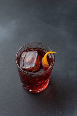 Karanlık bir arka planda nefis bir alkollü kokteyl.