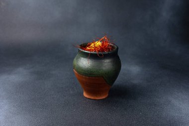 Karanlık bir arka planda nefis bir alkollü kokteyl.