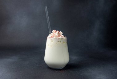 Karanlık bir arka planda nefis bir alkollü kokteyl.