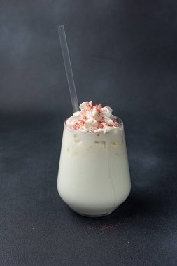 Karanlık bir arka planda nefis bir alkollü kokteyl.