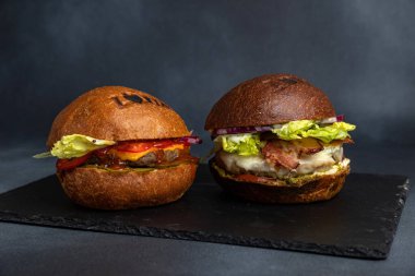 Amerikan hamburgeri. Karanlık bir arka planda fast food