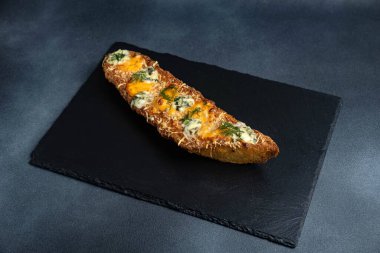 Karanlık bir arka planda Polonya fast food güveci