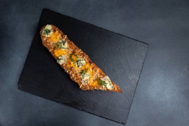 Karanlık bir arka planda Polonya fast food güveci