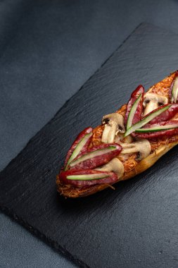 Karanlık bir arka planda Polonya fast food güveci