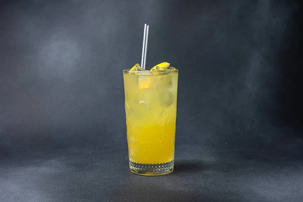 Delizioso Cocktail Alcolico Sfondo Scuro — Foto Stock