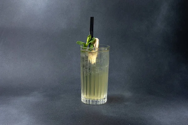 Läcker Alkoholhaltig Cocktail Mörk Bakgrund — Stockfoto