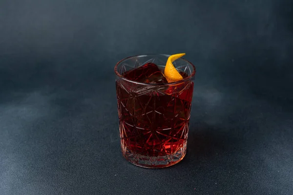 어두운 배경에 맛있는 알코올 칵테일 — 스톡 사진