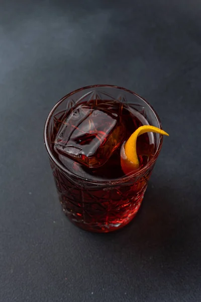 어두운 배경에 맛있는 알코올 칵테일 — 스톡 사진