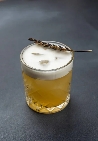 Heerlijke Alcoholische Cocktail Een Donkere Achtergrond — Stockfoto