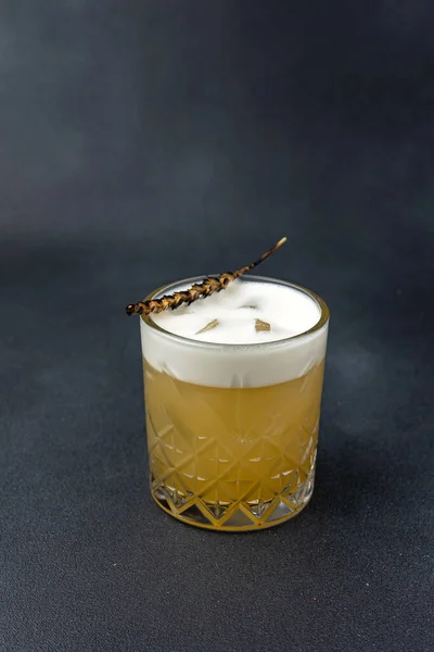 Délicieux Cocktail Alcoolisé Sur Fond Sombre — Photo