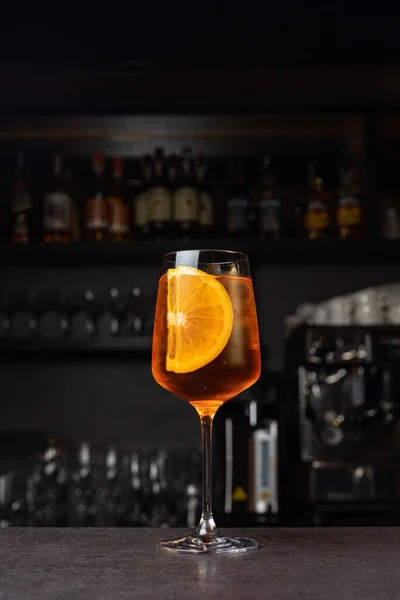 Köstlicher Alkoholischer Cocktail Auf Dunklem Hintergrund — Stockfoto