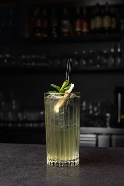 Köstlicher Alkoholischer Cocktail Auf Dunklem Hintergrund — Stockfoto