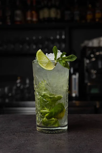 Delizioso Cocktail Alcolico Sfondo Scuro — Foto Stock