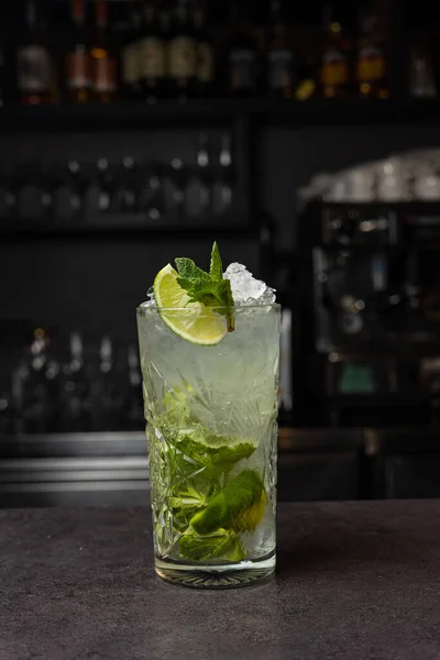 Heerlijke Alcoholische Cocktail Een Donkere Achtergrond — Stockfoto