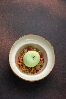 Lokantada lezzetli bir tatlı