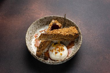 Lokantada lezzetli bir tatlı