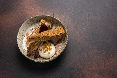 Lokantada lezzetli bir tatlı