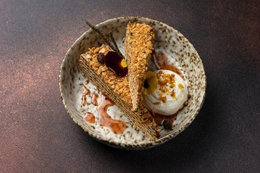 Lokantada lezzetli bir tatlı