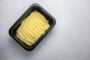 Kara kutularda garnitür. Kargo.