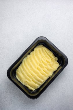 Kara kutularda garnitür. Kargo.