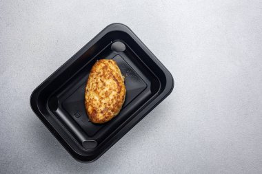 Kara kutuda nefis et yemekleri. Kargo