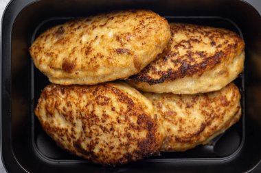 Kara kutuda nefis et yemekleri. Kargo