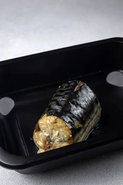Deliziosi Piatti Pesce Una Scatola Nera Consegna — Foto Stock